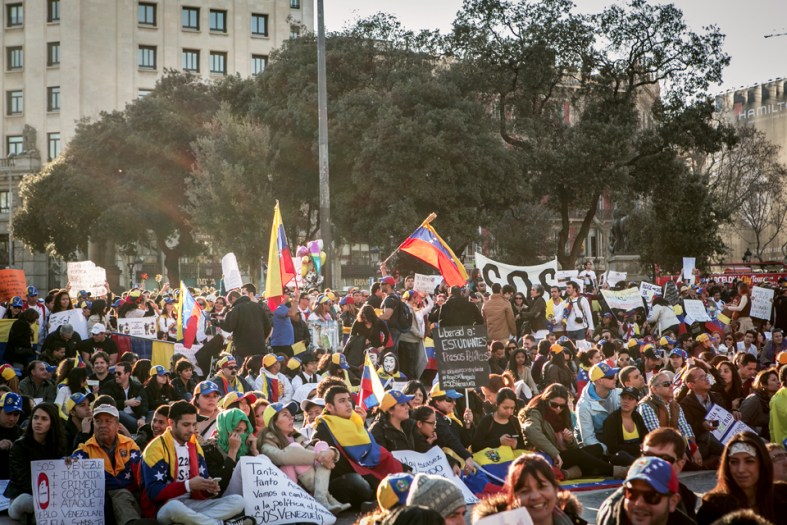 El mundo tiene que saber lo que pasa en Venezuela. Manifestación del 22 de febrero en Barcelona. 