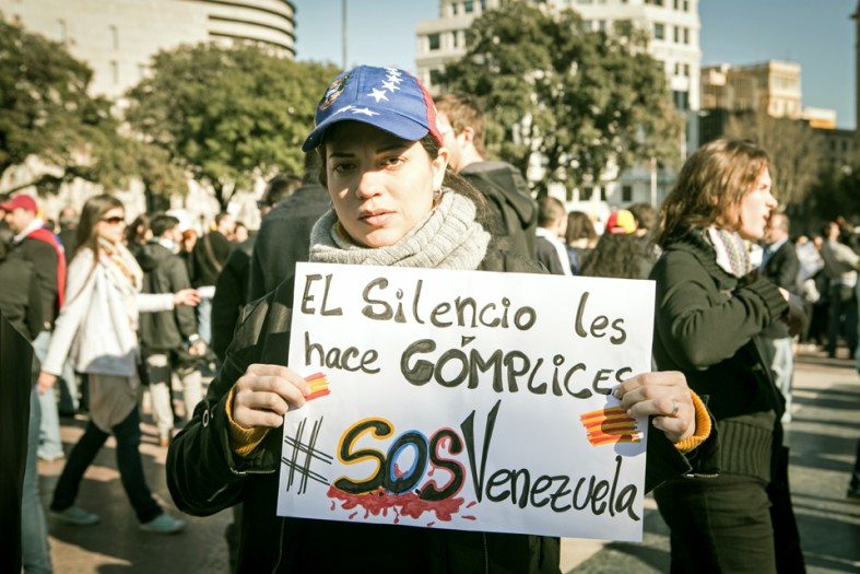 El mundo tiene que saber lo que pasa en Venezuela. Manifestación del 22 de febrero en Barcelona. 