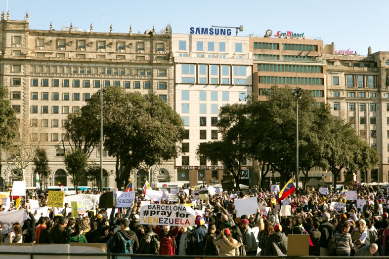 El mundo tiene que saber lo que pasa en Venezuela. Manifestación del 22 de febrero en Barcelona. 