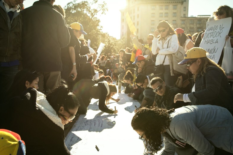 El mundo tiene que saber lo que pasa en Venezuela. Manifestación del 22 de febrero en Barcelona. 