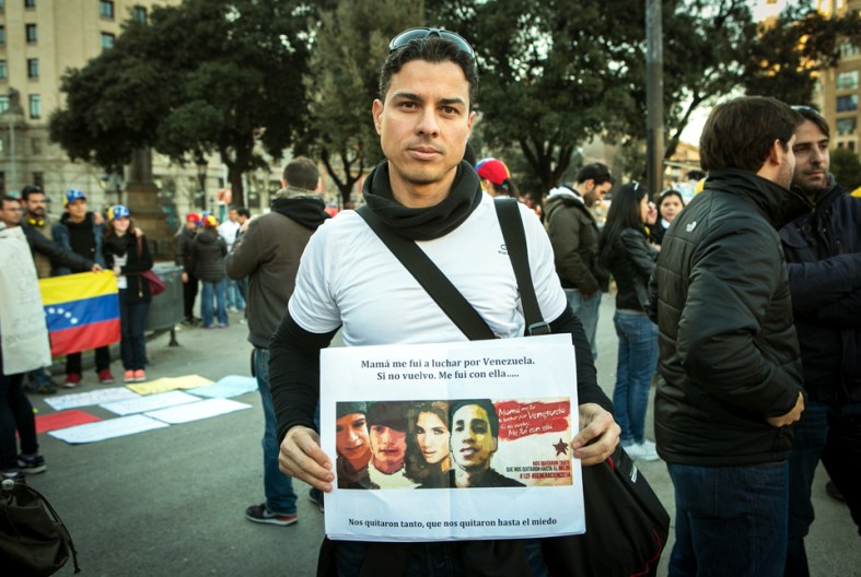 El mundo tiene que saber lo que pasa en Venezuela. Manifestación del 22 de febrero en Barcelona. 