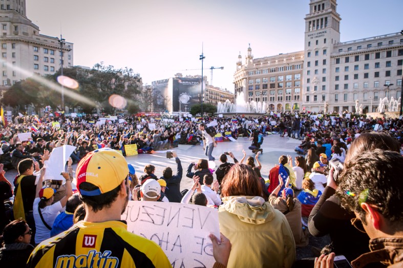 El mundo tiene que saber lo que pasa en Venezuela. Manifestación del 22 de febrero en Barcelona. 