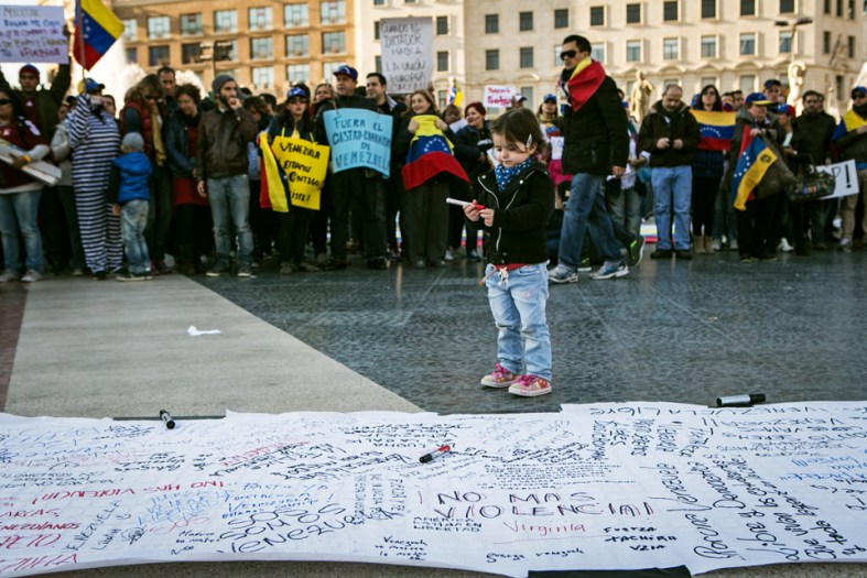 El mundo tiene que saber lo que pasa en Venezuela. Manifestación del 22 de febrero en Barcelona. 