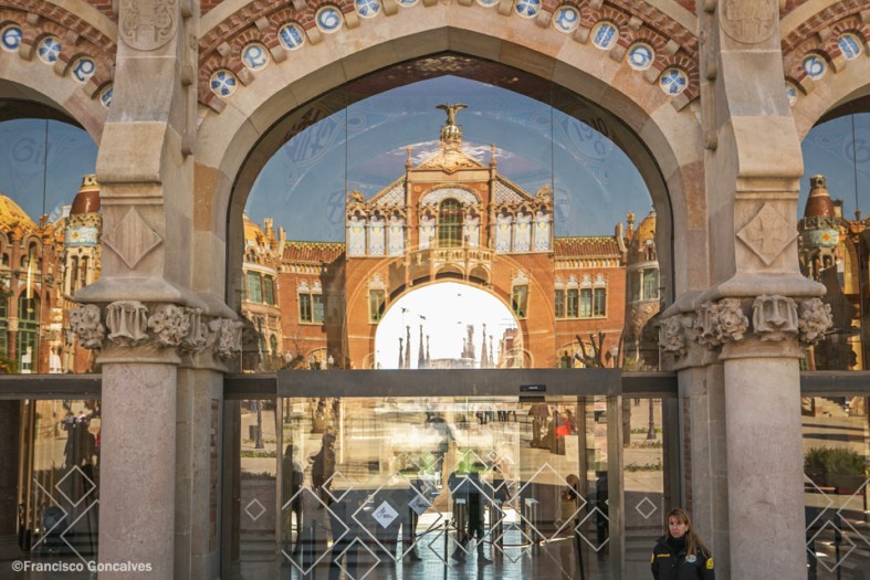 Reflejos y La Sagrada Familia al fondo