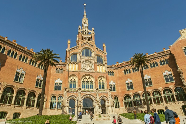 La entrada al Pabellón de la Administración, al fin libre de andamios.