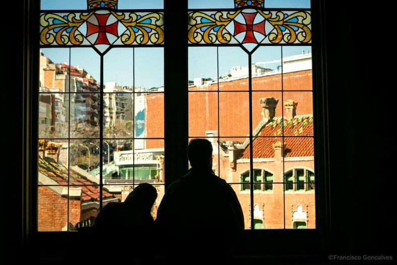 Otra vista desde adentro con los vitrales.