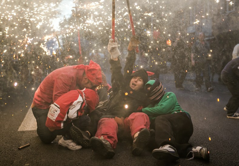 Fila de conga al estilo correfoc