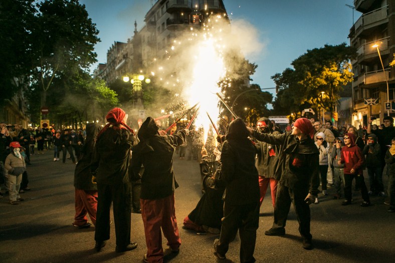 Las llamas se encienden al canto de foc! foc! foc!