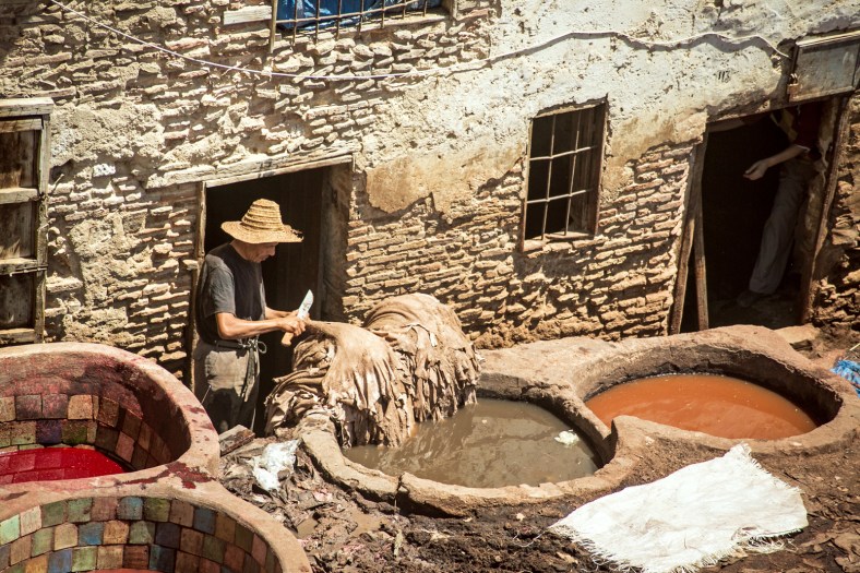 Un trabajador en la Curtiduría Chouwara