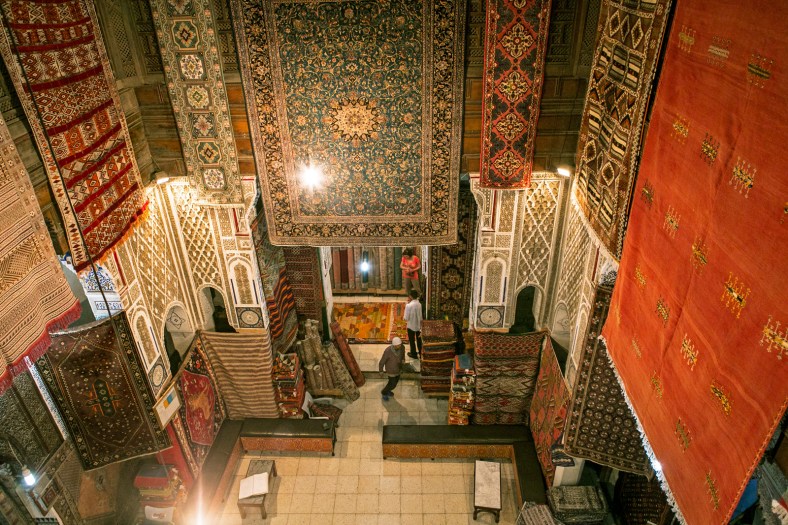 Tienda de alfombras en plena medina