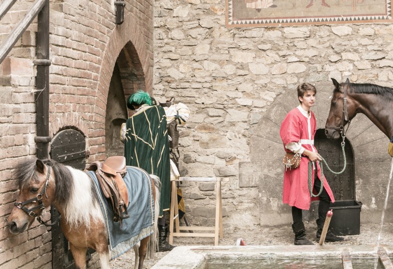 Actores y caballos en el Borgo Medievale