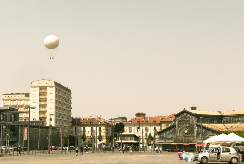 El globo aerostático visto desde Porta Palazzo