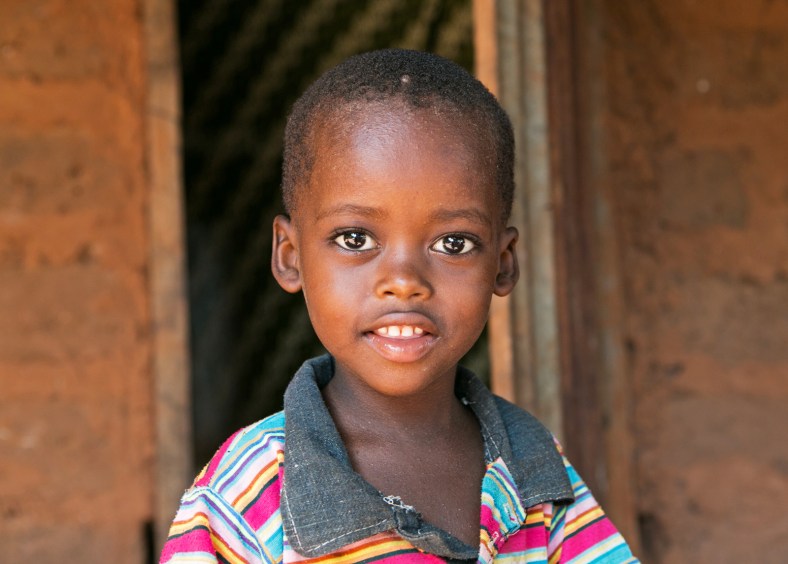El niño de la camisa a rayas