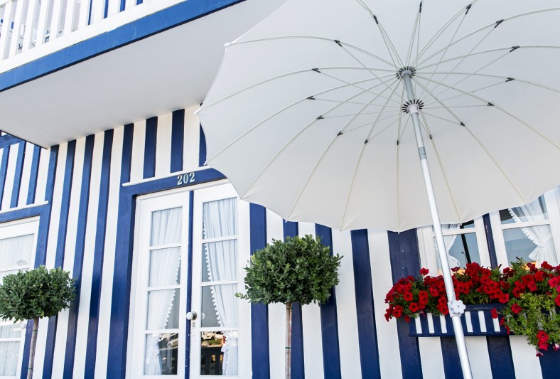 Sombrilla sobre azul