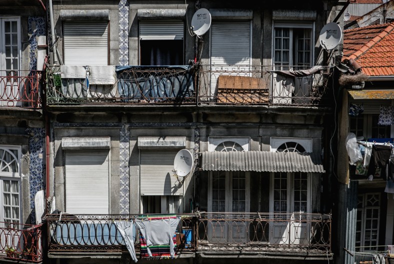 Ropa y platos satelitales