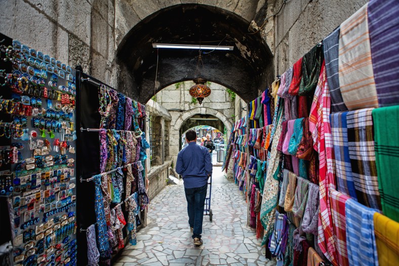 Entrada junto a una mezquita