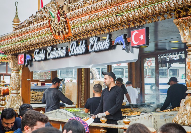 Puestos flotantes en Eminönü