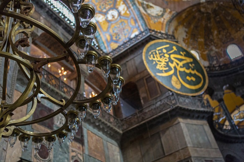 Elementos islámicos y los enormes candelabros