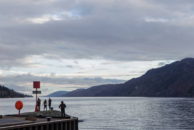 Turistas en uno de los extremos del lago.