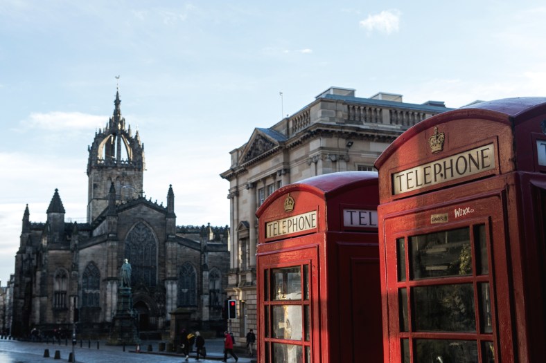 Las clásicas cabinas telefónicas con la Catedral de St. Giles' al fondo.