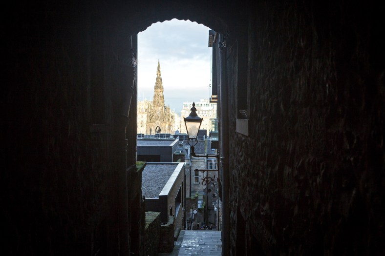 El Scott Monument enmarcado en la entrada del Advocate's Close