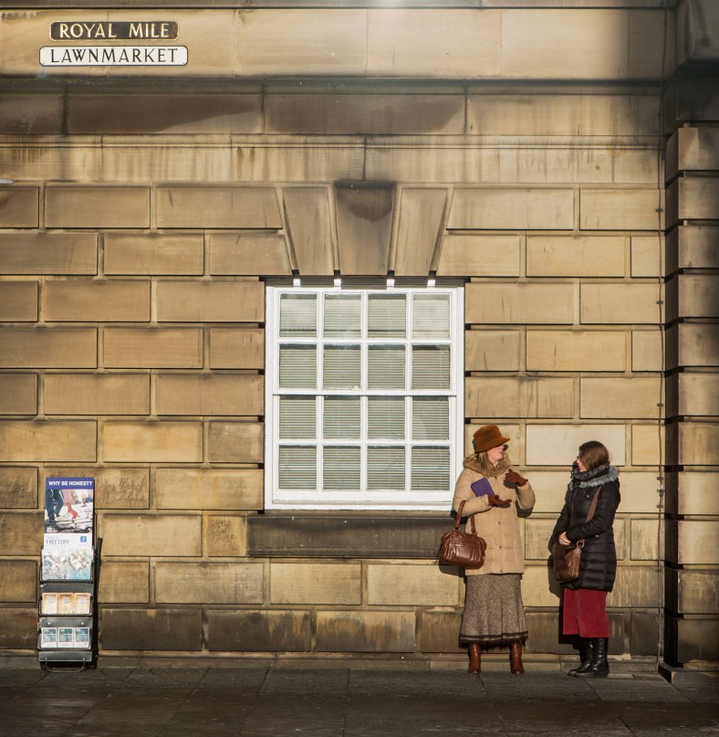 Aprovechando los milagrosos rayos de sol en la famosa Royal Mile.