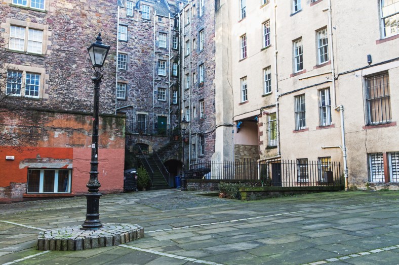 Parece una plaza cualquiera, pero seguro esconde historias de ejecuciones, asesinatos y demás leyendas... como la de Deacon Brodie! 