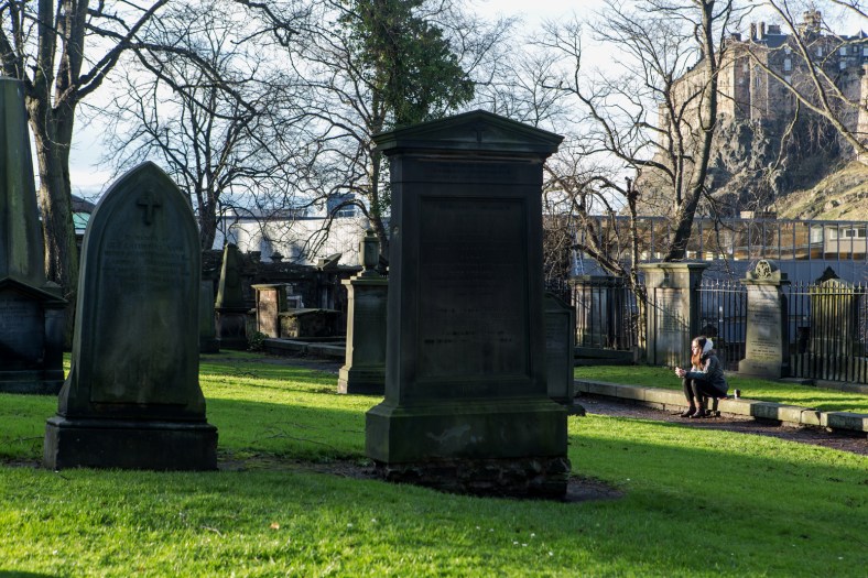 Gente haciendo aprovechando el sol para comer al aire libre... en el cementerio 