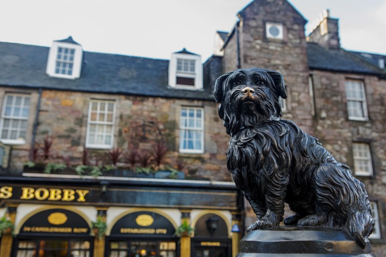 La estatua de Bobby, el perro que no separó de la tumba de su dueño.