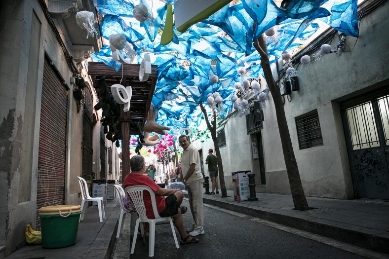 Tordera y sus pies en el agua