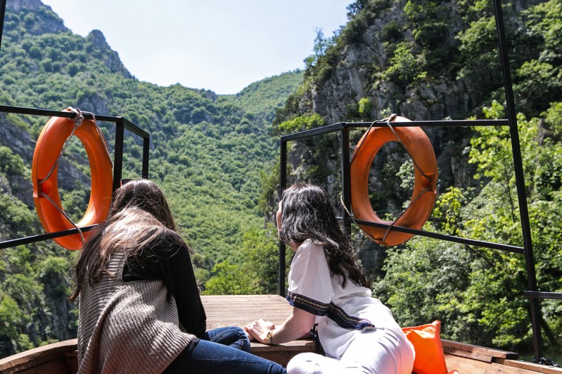 Chicas disfrutando el paseo en barco