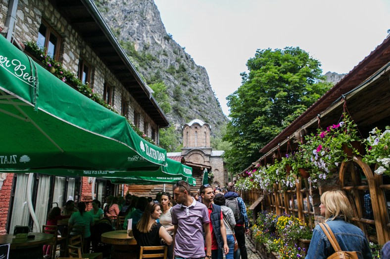 Restaurantes y el monasterio de San Andrés al fondo
