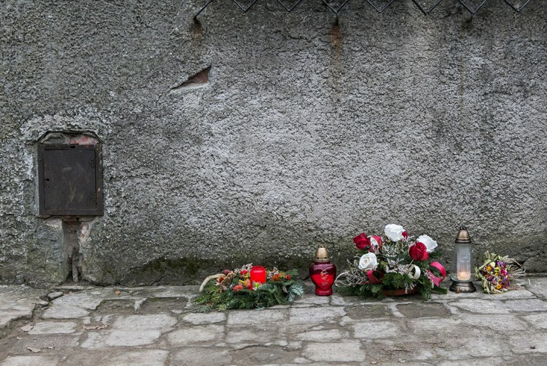 Flores afuera de un crematorium
